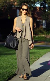 Jessica Alba feet photo thumbnail