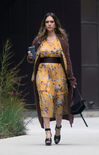 Jessica Alba feet photo thumbnail