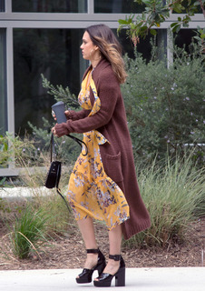 Jessica Alba feet photo thumbnail