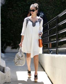 Jessica Alba feet photo thumbnail