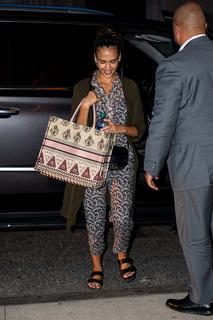 Jessica Alba feet photo thumbnail