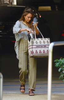 Jessica Alba feet photo thumbnail