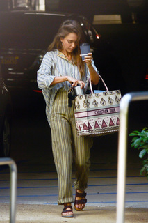 Jessica Alba feet photo thumbnail