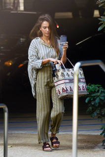 Jessica Alba feet photo thumbnail