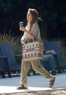 Jessica Alba feet photo thumbnail
