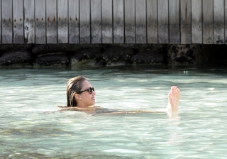 Jessica Alba feet photo thumbnail