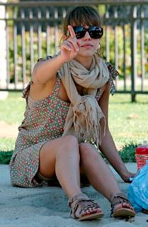 Jessica Alba feet photo thumbnail