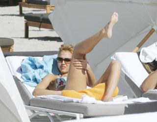 Jessica Alba feet photo thumbnail