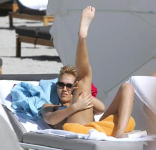 Jessica Alba feet photo thumbnail