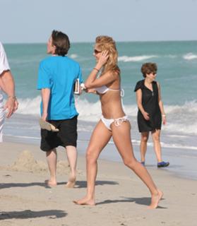 Jessica Alba feet photo thumbnail