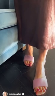 Jessica Alba feet photo thumbnail