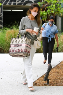 Jessica Alba feet photo thumbnail