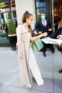 Jessica Alba feet photo thumbnail