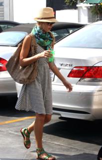 Jessica Alba feet photo thumbnail