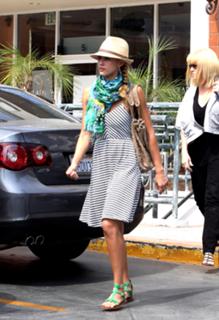 Jessica Alba feet photo thumbnail