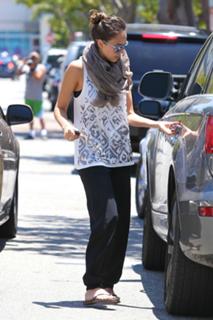 Jessica Alba feet photo thumbnail