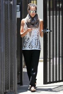 Jessica Alba feet photo thumbnail