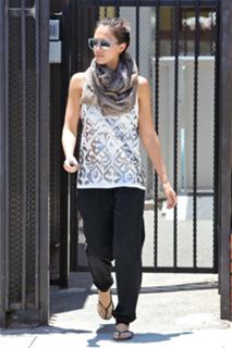 Jessica Alba feet photo thumbnail