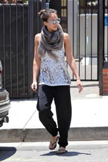 Jessica Alba feet photo thumbnail