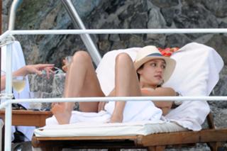 Jessica Alba feet photo thumbnail
