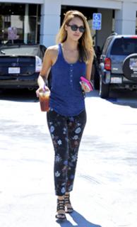 Jessica Alba feet photo thumbnail