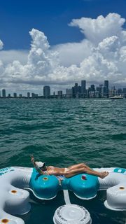 Jessica Alba feet photo thumbnail