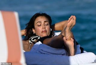 Jessica Alba feet photo 4