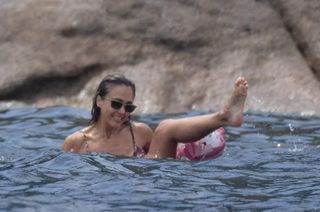 Jessica Alba feet photo 8