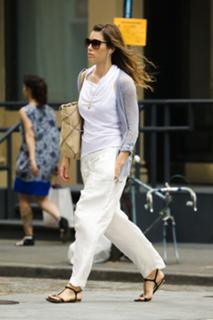 Jessica Biel feet photo thumbnail
