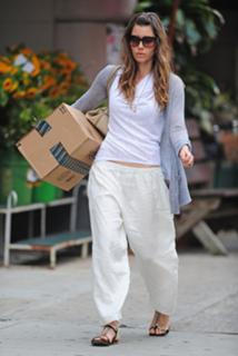 Jessica Biel feet photo thumbnail