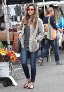 Jessica Biel feet photo thumbnail