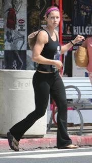 Jessica Biel feet photo thumbnail
