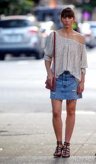 Jessica Biel feet photo thumbnail