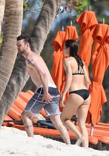 Jessica Biel feet photo thumbnail