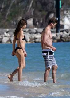 Jessica Biel feet photo thumbnail