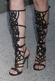 Jessica Chastain feet photo thumbnail