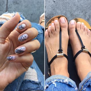 Jessica Chobot feet photo thumbnail