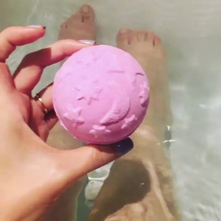 Jessica Chobot feet photo thumbnail