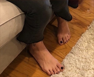 Jessica Chobot feet photo thumbnail
