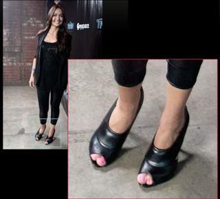 Jessica Chobot feet photo thumbnail