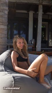 Jessica Goicoechea feet photo thumbnail