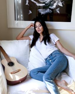 Jessica Gomes feet photo thumbnail