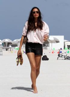 Jessica Gomes feet photo thumbnail