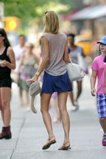 Jessica Hart feet photo thumbnail