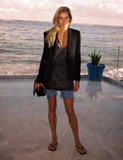Jessica Hart feet photo thumbnail