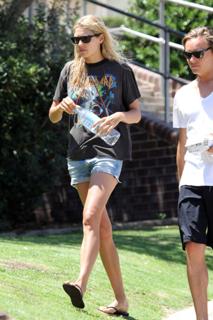 Jessica Hart feet photo thumbnail
