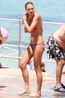 Jessica Hart feet photo thumbnail