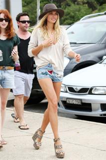 Jessica Hart feet photo thumbnail