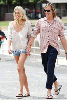 Jessica Hart feet photo thumbnail