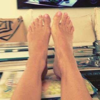 Jessica Hart feet photo thumbnail
